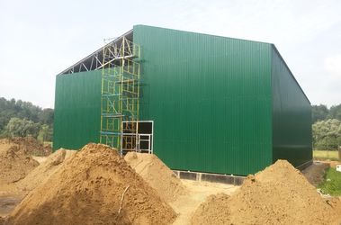 Производится монтаж металлокаркаса, обшивка профлистом, усторойство и шлифовка полов